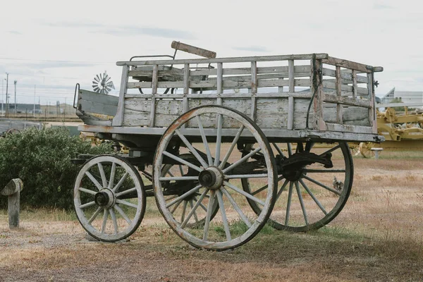 Ouro Trigo Voou Panorama Com Casa Ferramentas Agrícolas Campo Rural — Fotografia de Stock