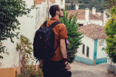 OBIDOS, PORTUGAL - 08-09-2020: Portekiz 'in orta kesiminde turistik bir yer olan ortaçağ Portekiz kentinin hediyelik eşya dükkanları ve renkli dar sokakları. Mimarisi için ünlü hedef