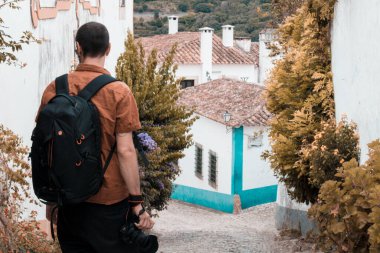 OBIDOS, PORTUGAL - 08-09-2020: Portekiz 'in orta kesiminde turistik bir yer olan ortaçağ Portekiz kentinin hediyelik eşya dükkanları ve renkli dar sokakları. Mimarisi için ünlü hedef