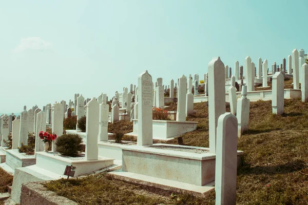 SARAJEVO, BOSnia ve HERZEGOVINA. Bosna-Hersek, Saraybosna 'daki Bosna Savaşı kurbanlarına adanmış Müslüman mezarlığı. Şehitler Mezarlığı Kovaci bir savaş anıtı mezarlığı..