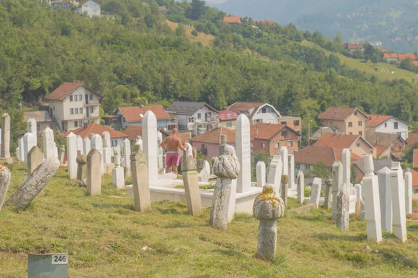 SARAJEVO, BOSnia ve HERZEGOVINA. Bosna-Hersek, Saraybosna 'daki Bosna Savaşı kurbanlarına adanmış Müslüman mezarlığı. Şehitler Mezarlığı Kovaci bir savaş anıtı mezarlığı..