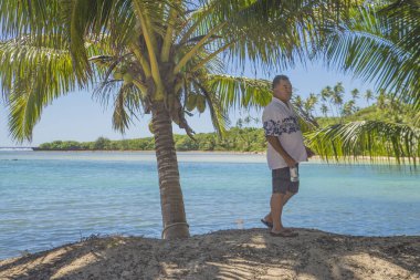 Rarotonga, Cook Adası, 09 Mayıs 2019: İnsanlar mavi denizi ve beyaz kumları ile Cook Adası 'nın en ünlü yeri olan Rarotonga cennet adasında hayatlarının tadını çıkarıyorlar..