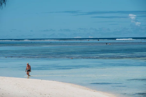 Uitzicht Een Prachtig Tropisch Strand Met Wit Zand Palmbomen Turquoise — Stockfoto