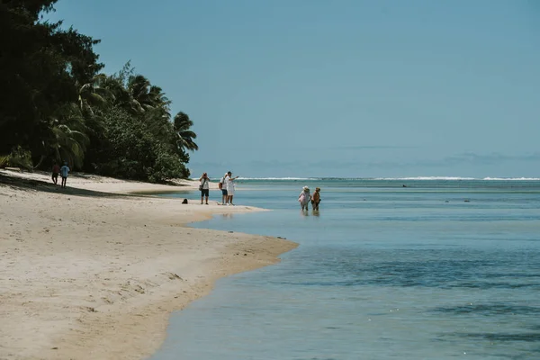 Widok Piękną Tropikalną Plażę Białym Piaskiem Palmami Turkusowym Oceanem Chmurami — Zdjęcie stockowe