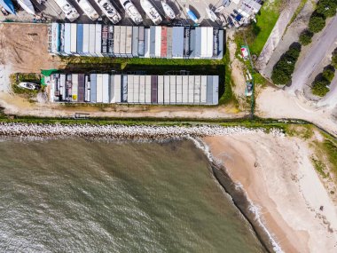 Portekiz 'deki Tagus nehri boyunca Lizbon' daki küçük ticari limanda nakliye için birkaç konteynırın hava görüntüsü..