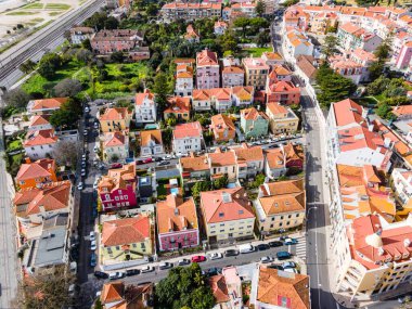 Güney Lizbon 'daki Alges yerleşim bölgesinin hava görüntüsü Tagus nehir kenarında gün batımında, Lizbon, Portekiz.