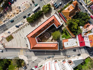 Alges 'in merkez meydanındaki hava manzaralı bir bina, Lizbon' un güney kıyısında Tagus nehri boyunca uzanan küçük bir yerleşim yeri, Lizbon, Portekiz.