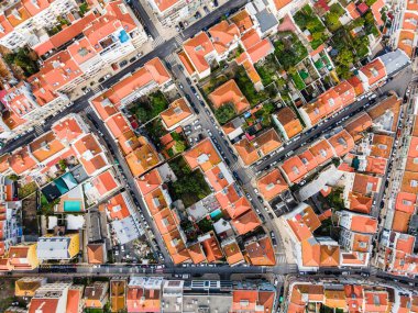 Güney Lizbon 'daki Alges yerleşim bölgesinin hava görüntüsü Tagus nehir kenarında gün batımında, Lizbon, Portekiz.