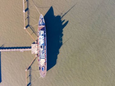 Lizbon limanındaki Tagus nehri boyunca Santa Apolonia Terminali yakınlarındaki Lizbon marina limanına yanaşan Funchal tarihi yolcu gemisinin havadan görüntüsü..