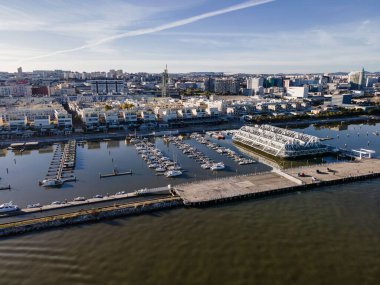 Lizbon marina limanının havadan görünüşü. Konut bölgesi ve şehir silueti arka planda. Tagus nehir kenarı boyunca güzel bir günde, Lizbon, Portekiz..