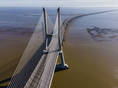 Güneşli bir günde Tagus Nehri 'ni geçen Vasco da Gama modern köprüsünün hava manzarası, Oriente Bölgesi, Lizbon, Portekiz.