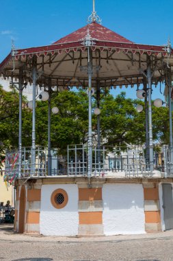 Faro, Portekiz - 9 Nisan 2020. Faro şehir merkezinin bir yaz günü limanın yanındaki görüntüsü. Algarve.