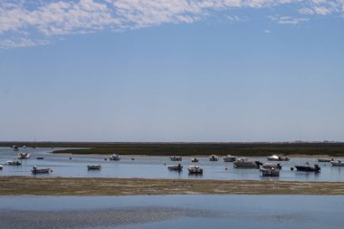 Algarve, Portekiz - O6 Eylül 2020 - Ferragudo Körfezi 'nde gün batımı, Portimao. Kıyıda bir balıkçı teknesi.