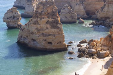 Portekiz 'in en ünlü deniz manzaralarından biri olan Portimao' daki sahil manzarası, Algarve, Lagoa 'daki Atlantik kıyısında yer almaktadır..