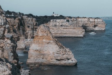 Lagos kasabası yakınlarındaki güzel körfez, Algarve bölgesi, Portekiz. Kayalıkları, beyaz kumu ve turkuaz okyanusu olan güzel bir sahil. Portekiz tarihi, popüler seyahat merkezi