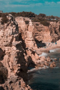 Lagos kasabası yakınlarındaki güzel körfez, Algarve bölgesi, Portekiz. Kayalıkları, beyaz kumu ve turkuaz okyanusu olan güzel bir sahil. Portekiz tarihi, popüler seyahat merkezi