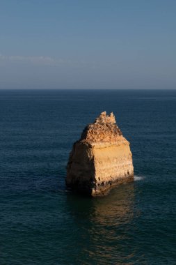 Lagos kasabası yakınlarındaki güzel körfez, Algarve bölgesi, Portekiz. Kayalıkları, beyaz kumu ve turkuaz okyanusu olan güzel bir sahil. Portekiz tarihi, popüler seyahat merkezi