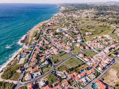 Lizbon yakınlarındaki Portekiz 'in güneyindeki küçük bir kasaba olan Praia das Macas' ın havadan görünüşü, Portekiz 'in Colares bölgesindeki Atlantik Okyanusu' na bakan kasaba manzarası..