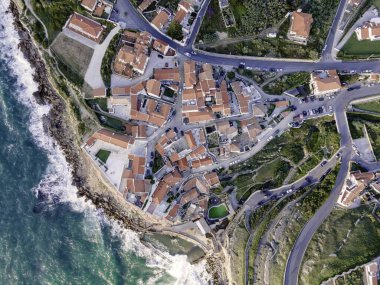 Azenhas 'ın havadan görünüşü, Portekiz' in Atlantik Okyanusu, Colares ve Portekiz 'e bakan kıyı şeridi boyunca uzanan küçük bir kasabanın kırmızı çatısını gösteriyor..