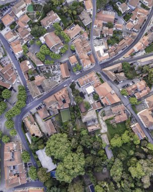 Sintra 'nın gün batımında tepedeki küçük köyünün hava manzarası, Sintra, Lizbon, Portekiz.