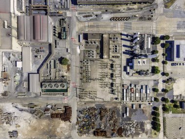 Portekiz 'in Setubal kentindeki Aldeia de Paio Pires sanayi bölgesindeki bir arıtma ve geri dönüşüm tesisi olan Ecometais' teki dev bir taş ocağı ve inşaat alanının havadan görüntüsü..