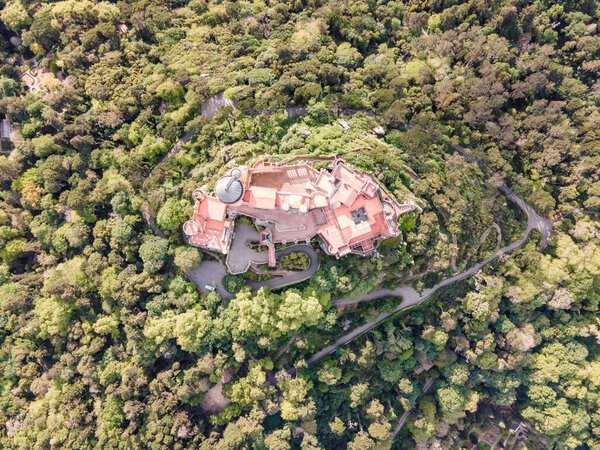 Вид с воздуха на дворец Пена сверху, Вид на самый знаменитый замок в Синтре, Лиссабон, Португалия.