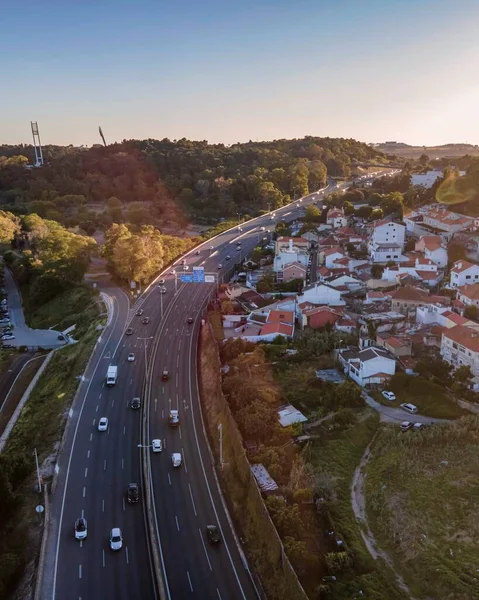 美しい夕日 リスボン ポルトガルの中に自然の中で忙しい高速道路を運転車の空中ビュー — ストック写真