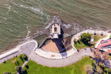 Tagus Nehri boyunca Belem Kulesi 'nin hava manzarası dalgaların dalgalanması, Lizbon, Portekiz.