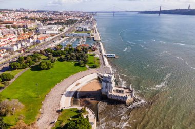 25 Nisan köprüsü ve Lizbon Yat Kulübü ile birlikte Tagus Nehri, Lizbon, Portekiz boyunca uzanan Belem Kulesi 'nin hava görüntüsü.