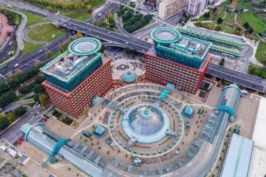 Lizbon, Portekiz - 15 Aralık 2020: Portekiz şehir merkezinde Lizbon 'da ünlü bir alışveriş merkezi olan Centro Colombo pavillon' un havadan görünüşü.
