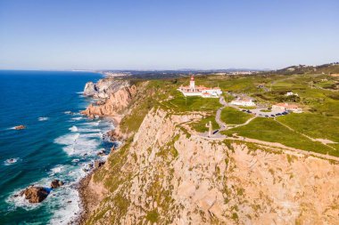 Cabo da Roca deniz fenerinin Atlantik Okyanusu 'na bakan görkemli kıyı şeridi manzarası. Colares, Lizbon, Portekiz' deki ünlü bir dönüm noktası..