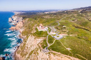 Cabo da Roca deniz fenerinin Atlantik Okyanusu 'na bakan görkemli kıyı şeridi manzarası. Colares, Lizbon, Portekiz' deki ünlü bir dönüm noktası..