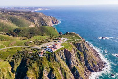 Cabo da Roca deniz fenerinin Atlantik Okyanusu 'na bakan görkemli kıyı şeridi manzarası. Colares, Lizbon, Portekiz' deki ünlü bir dönüm noktası..