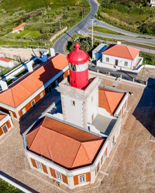 Cabo da Roca deniz fenerinin hava manzarası, Atlantik Okyanusu, Colares, Lizbon, Portekiz 'e bakan uçurumlara bakan doğal bir kıyı şeridi..