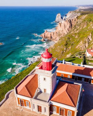 Cabo da Roca deniz fenerinin hava manzarası, Atlantik Okyanusu, Colares, Lizbon, Portekiz 'e bakan uçurumlara bakan doğal bir kıyı şeridi..