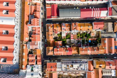 Portekiz, Lizbon 'un dışındaki Marvila yerleşim bölgesinde demiryolu üzerinden geçen küçük bir köprüdeki arabanın hava görüntüsü..