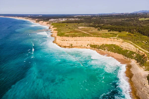 포르투갈 굽이쳐 흐르는 대서양의 파도가 해안선의 — 스톡 사진