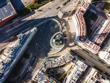 Lizbon, Portekiz - 14 Şubat 2021: Galp Kulesi 'nin havadan görünüşü, Lizbon, Portekiz' deki Universal Exposition 'da kullanılmayan eski bir petrol rafinerisi kompleksi.