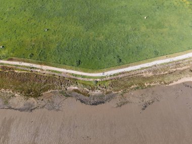 Lizbon, Portekiz 'deki Tagus nehri boyunca küçük bir yürüyüş yolunun havadan görünüşü.