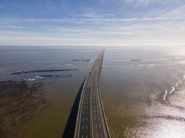 Dünyanın en uzun köprüsünden biri olan Tagus Nehri 'ni geçen güzel Vasco da Gama köprüsünün hava manzarası, Lizbon, Portekiz.
