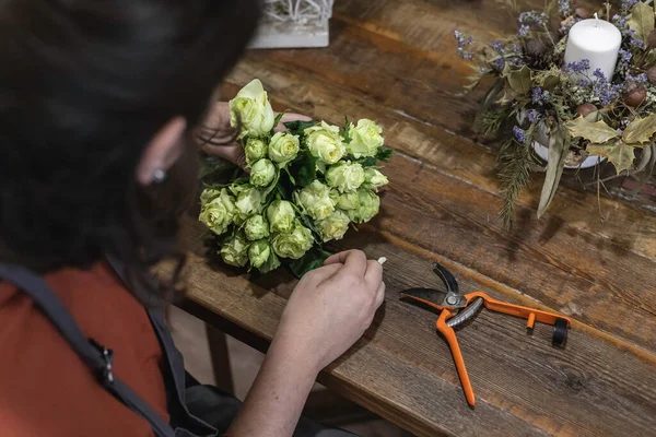 Vista Uma Jovem Que Trabalha Como Florista Sua Loja Flores — Fotografia de Stock