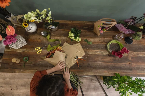 Visão Traseira Uma Jovem Mulher Trabalhando Como Florista Criando Buquê — Fotografia de Stock