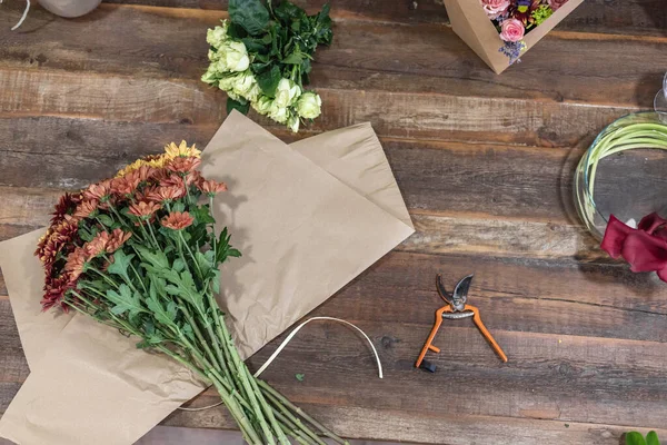 Visão Traseira Uma Jovem Mulher Trabalhando Como Florista Criando Buquê — Fotografia de Stock