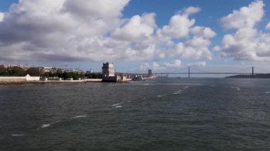 Lizbon, Portekiz 'deki Vasco da Gama köprüsünün hava görüntüsü. Avrupa 'nın en uzun köprüsünün üst görüntüsü.
