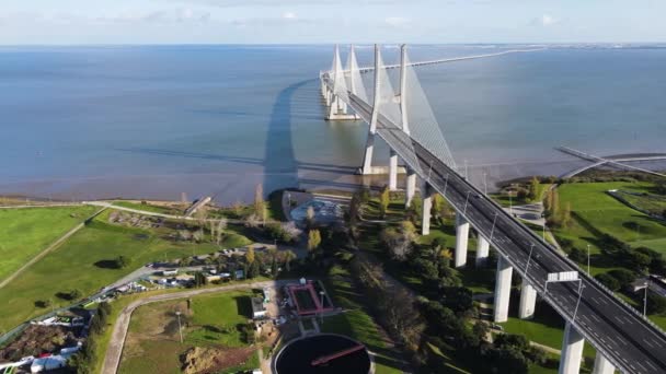 Luchtfoto Van Vasco Gama Brug Lissabon Portugal Bovenaanzicht Van Langste — Stockvideo