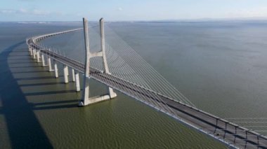Lizbon, Portekiz 'deki Vasco da Gama köprüsünün hava görüntüsü. Avrupa 'nın en uzun köprüsünün üst görüntüsü.