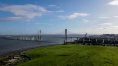 Lizbon, Portekiz 'deki Vasco da Gama köprüsünün hava görüntüsü. Avrupa 'nın en uzun köprüsünün üst görüntüsü.