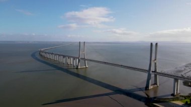 Lizbon, Portekiz 'deki Vasco da Gama köprüsünün hava görüntüsü. Avrupa 'nın en uzun köprüsünün üst görüntüsü.