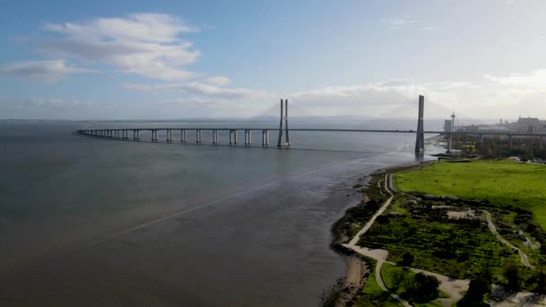 Légi Felvétel Vasco Gama Hídról Lisszabonban Portugáliában Európa Leghosszabb Hídjának — Stock videók