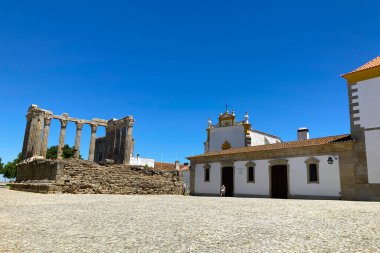 Evora, Portekiz: 09 / 06 / 2021: Eski Portekiz 'in Evora kentindeki Antik Roma tapınağı Diana. UNESCO Dünya Mirası Alanının Tarihi Harabeleri